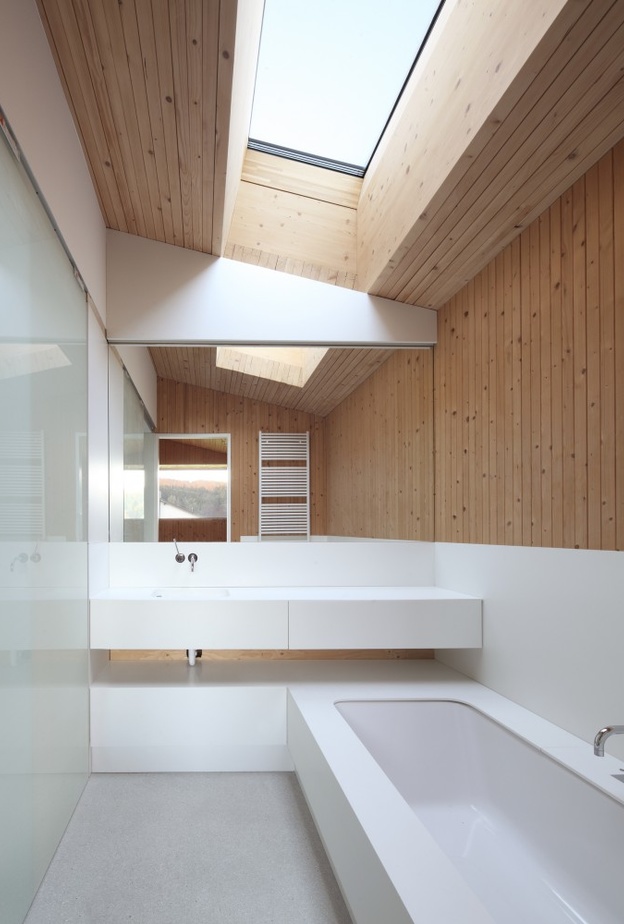 المقعد الخشبي يميز ديكور الحمام المودرن بلونه الأبيض الناصع