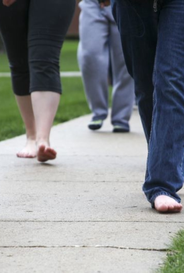 المشي حافي القدمين يعزز الصحة العامة