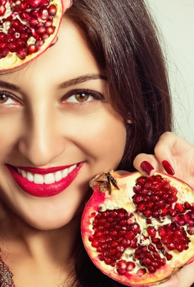 مشروب عصير الرمان بدون إضافات مفيد لصحة العروس قبل وبعد الزواج