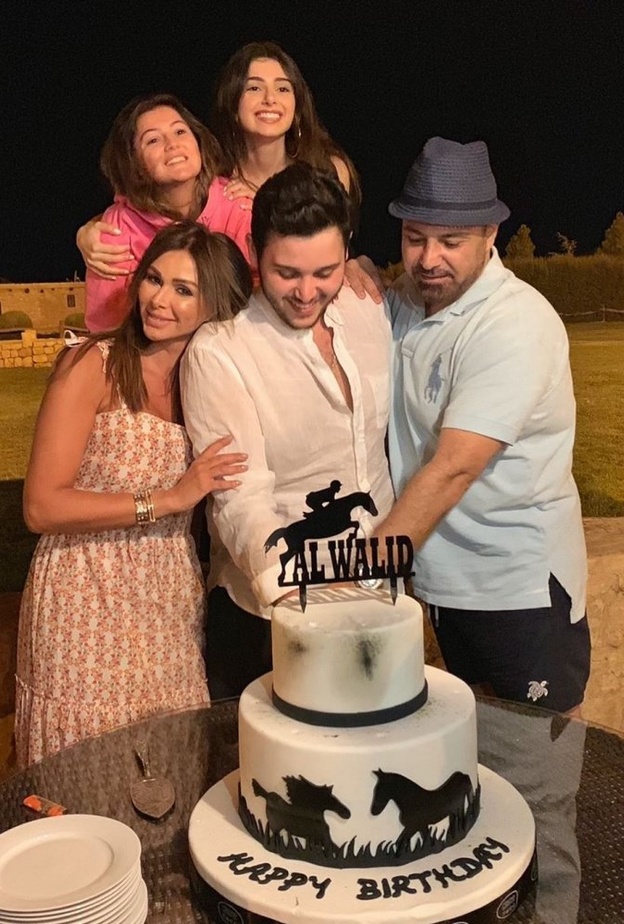 نشر الوليد الحلاني صورة له مع عائلته أثناء احتفالهم بعيد ميلاده