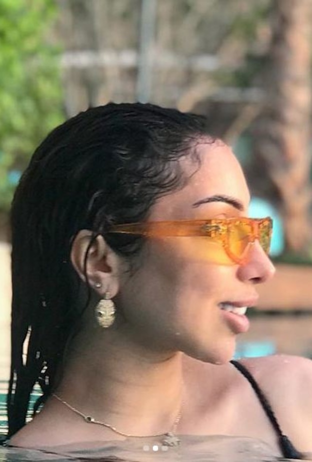 دنيا بطمة تنشر صورها خلال السباحة