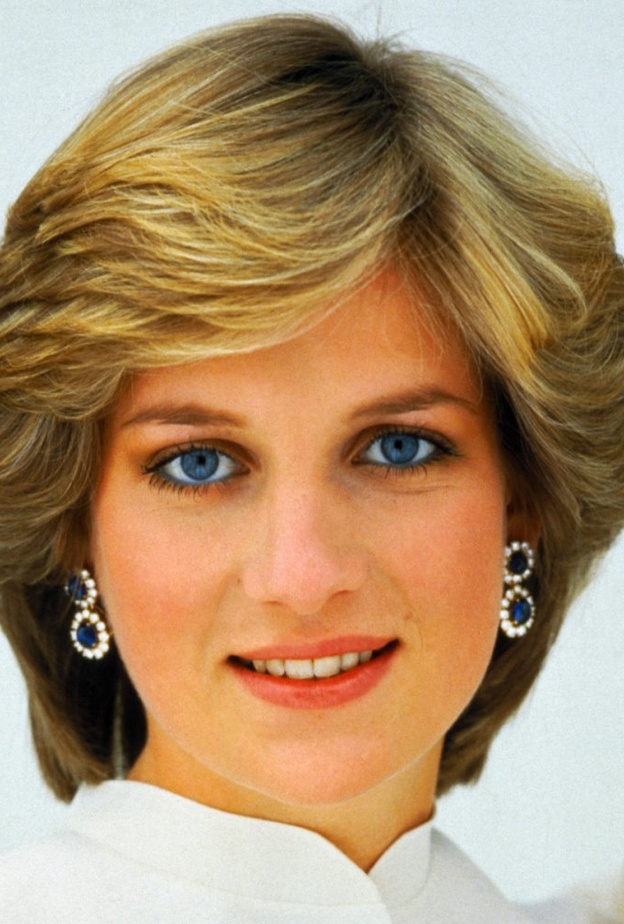 اعتمدت تسريحة الشعر القصيرة المدرجة