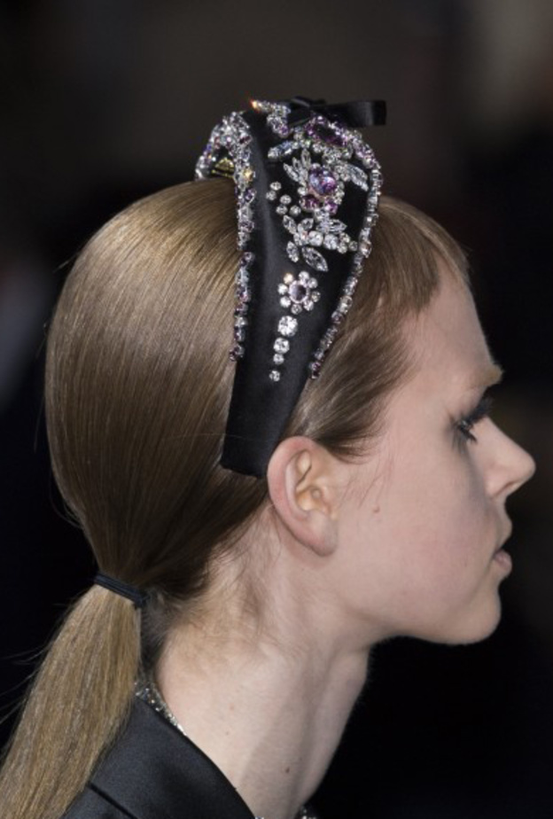 أكسسوارات براقة بالحبيبات الكريستالية من Antonio Grimaldi