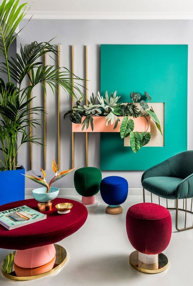 جمال الألوان البراقة في ديكور غرفة المعيشة