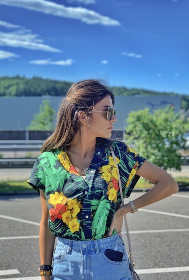  اختيار القطع المبهجة بطبعات جذابة وتنسيقها مع بنطلون جينز