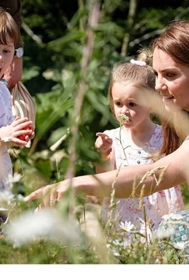 كيت ميدلتون تُدهش الأطفال في نزهة لاستكشاف الطبيعية في حديقة قصر هامبتون