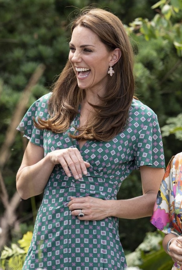 إعتمدت تسريحة الشعر المتدلي على أكتافها مع ماكياج ناعم جداً