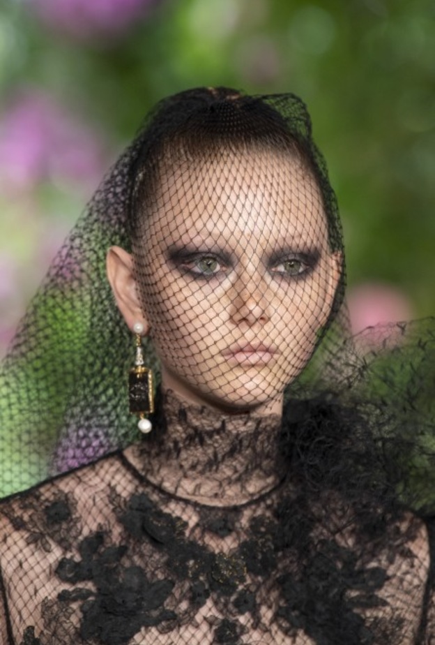 رسمات الآيلاينر السوداء والمات بأسلوب عارضات Farhad Re