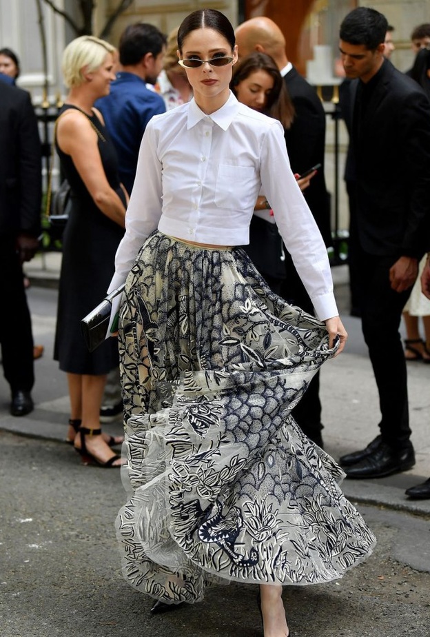 إطلالة راقية للجميلة Pixie Lott ببدلة رسمية ساتان باللون الفوشيا خلال عرض Schiaparelli