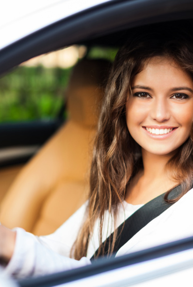  استخدمي المرايا لمعرفة مدى قربك من السيارات الأخرى