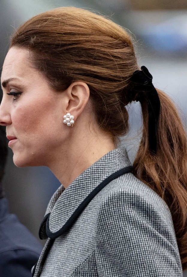 تسريحات شعر ذيل الحصان المنخفضة مع الرباط مستوحاة من كيت ميدلتون