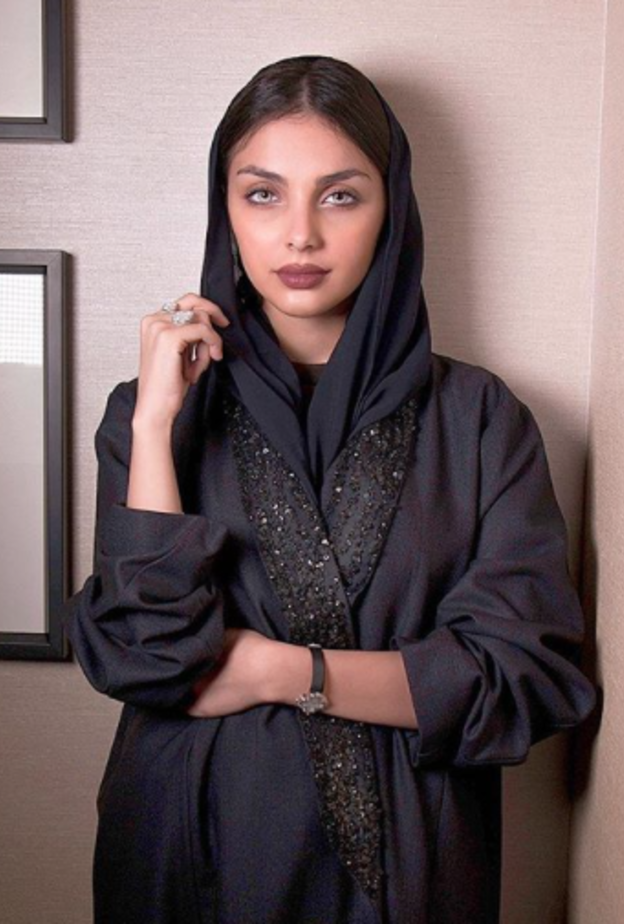 أناقة الأبيض مع لمسات الخرز الملون بتصميم جذاب من ضحى النهاري