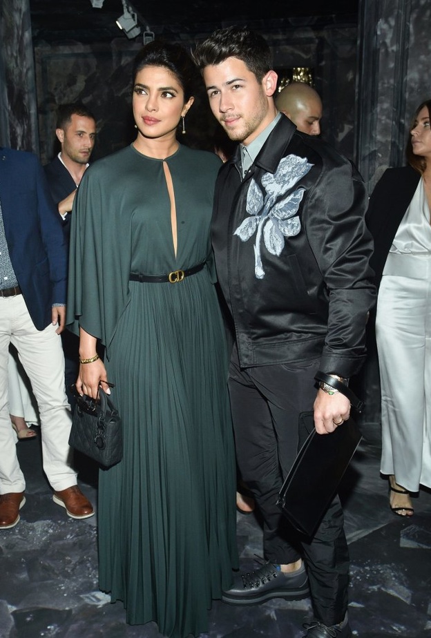 نسّقت مع الفستان حزاماً رفيعاً من ديور