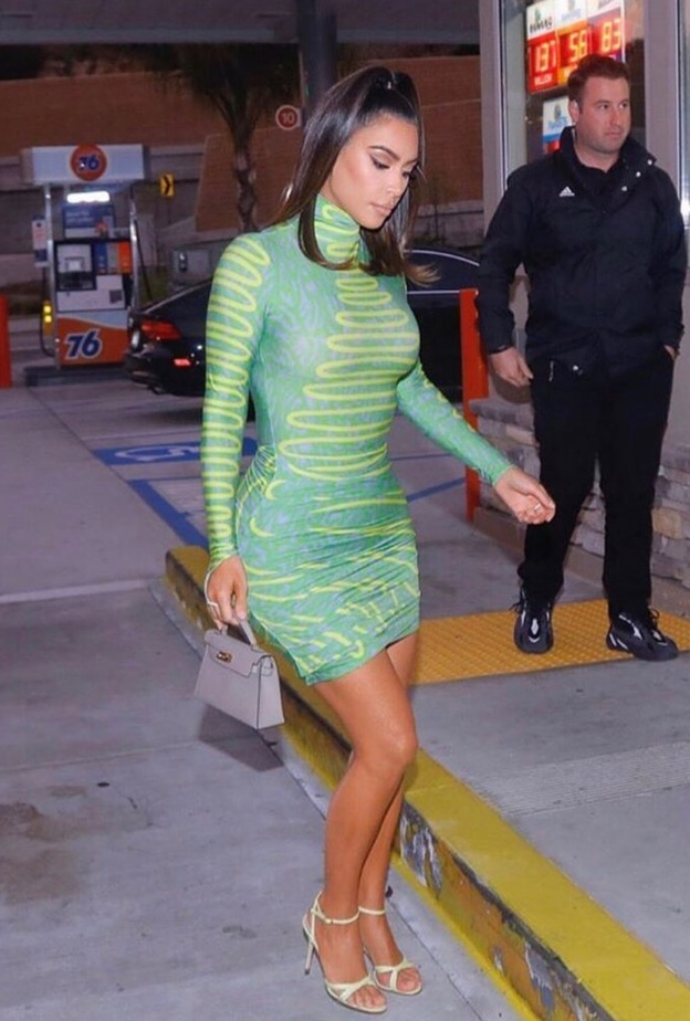 أجدد فساتين كيم كارداشيان الضيقة تثير الجدل