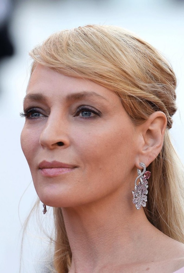 أوما ثورما زينت إطلالتها بزوج من الأقراط الأنيقة من ماركة Anna Hu 