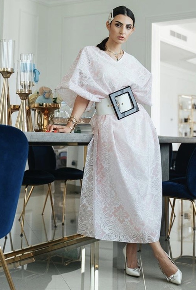 حزام عريض مع القفطانات الواسعة