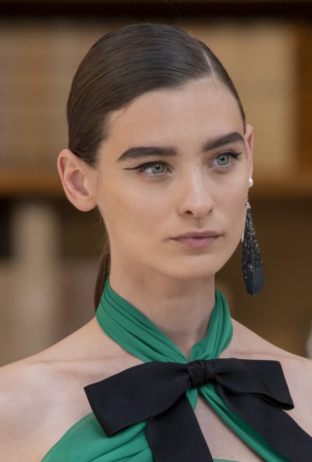 آيلاينر مجنّح وتسريحات ذيل الحصان في مجموعة شانيل لشتاء 2019