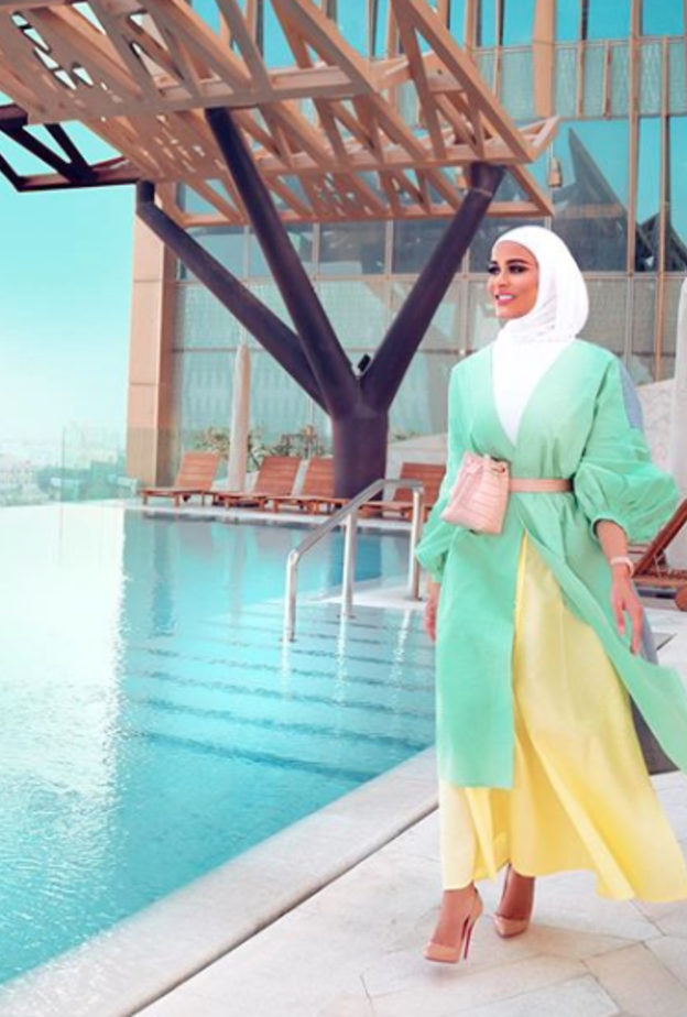 اختارت دلال الدوب اطلالة ناعمة باللون الزهري