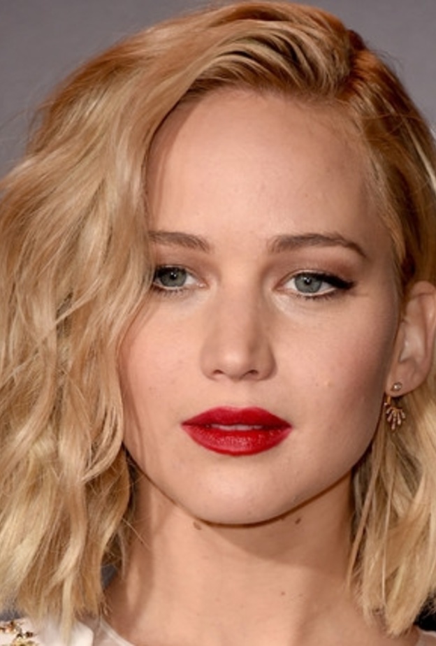 أدريانا ليما Adriana Lima تعتمد الآيلاينر الأسود