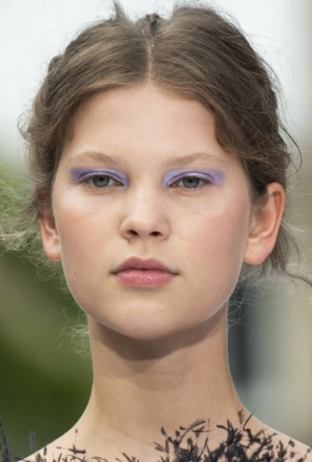 خطوط الآيلاينر البنية على الجفنين العلوي والسفلى من Tony Ward