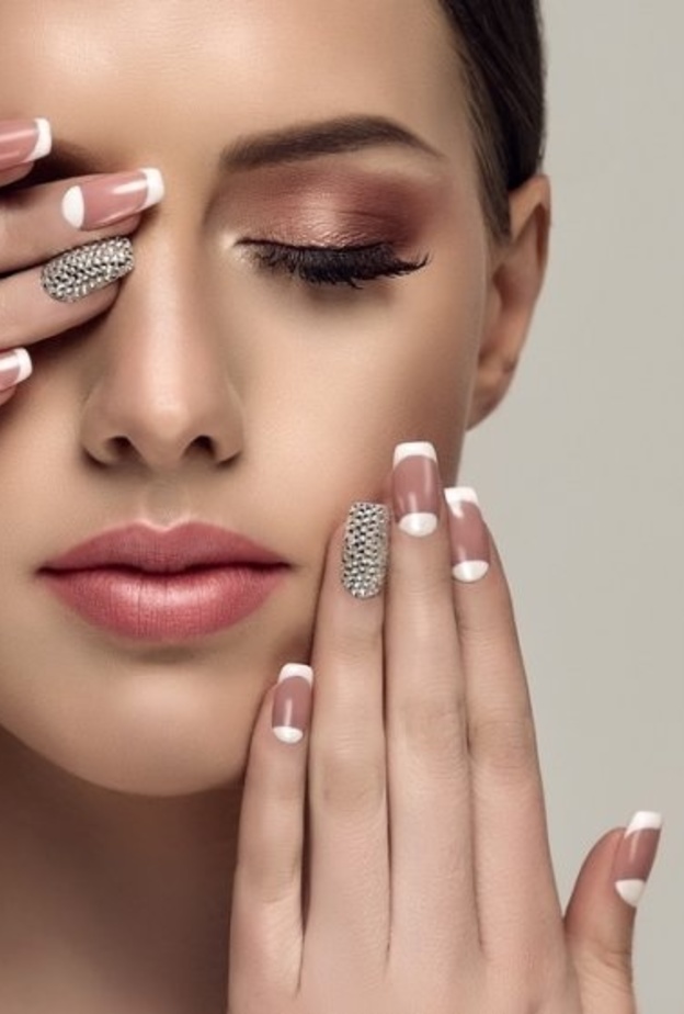 اختاري اللون الأزرق لليد السمراء