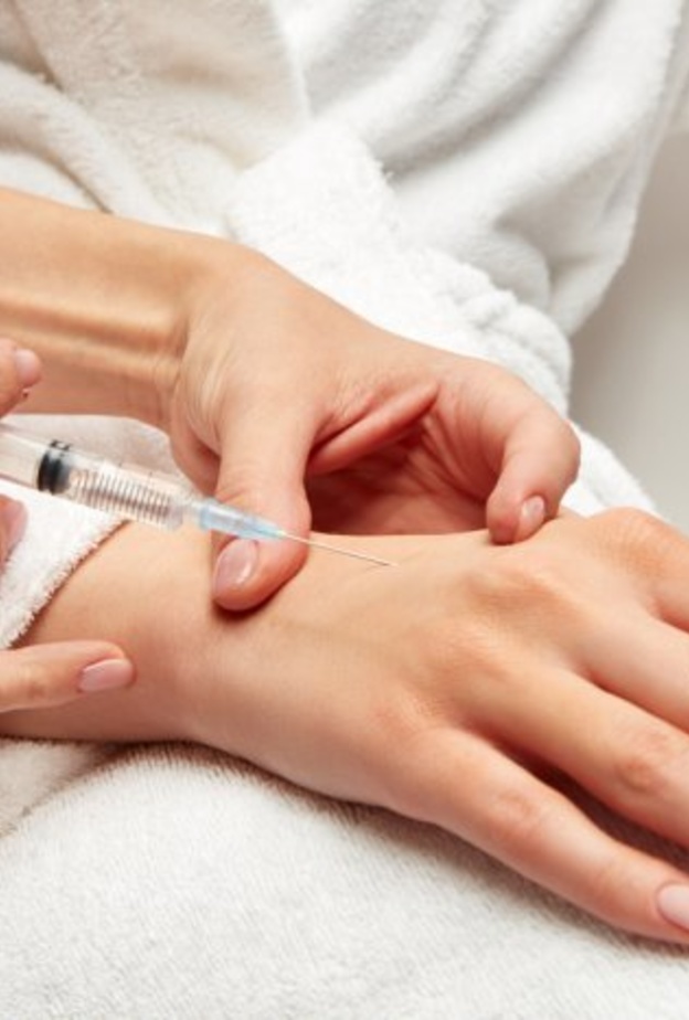 اخضعي لعملية تجميل اليدين للتخلص من علامات الشيخوخة والتجاعيد