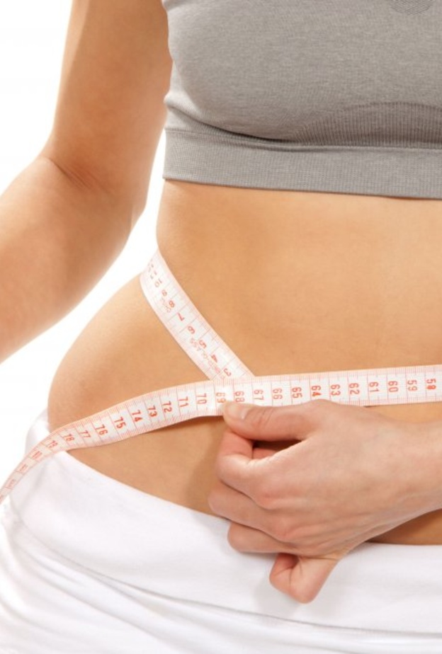 الماء الدافئ على الريق ضمن حمية صحية لتنحيف بطن العروس