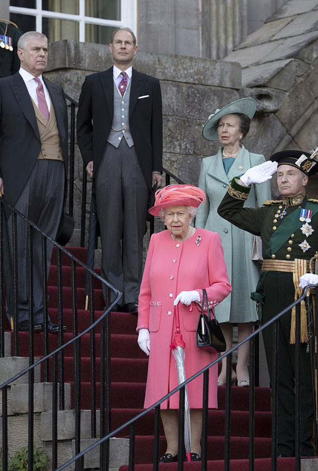 ملكة بريطانيا تستضيف حفل حديقة جديد في قصر هوليرود