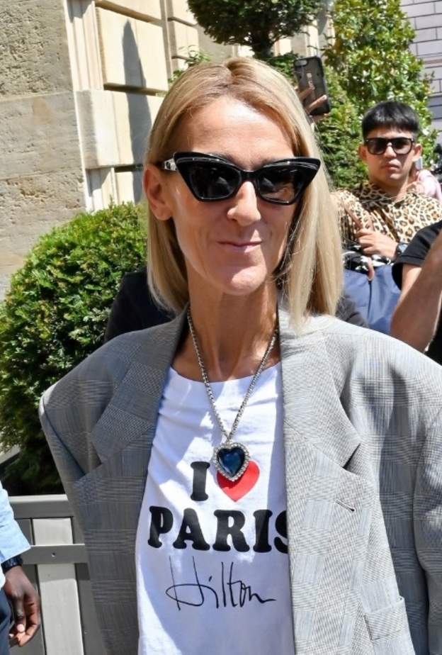 سيلين ديون تعبر عن حبها لباريس على طريقتها وترتدي قلادة من وحي تايتانيك