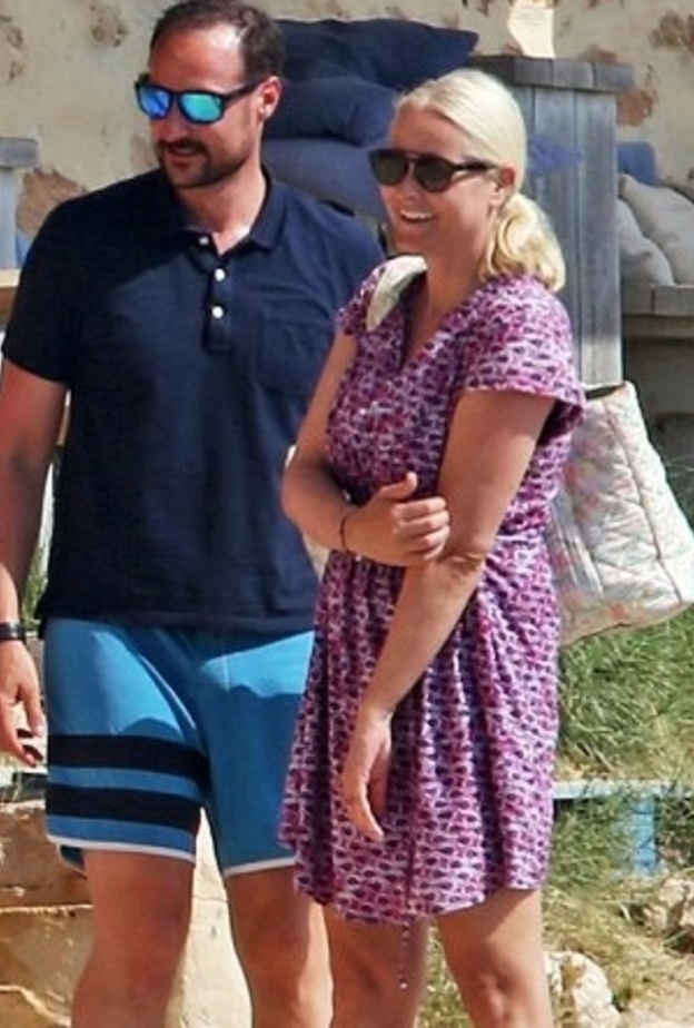 العائلة المالكة النرويجية في عطلة سياحية في فورمينتيرا