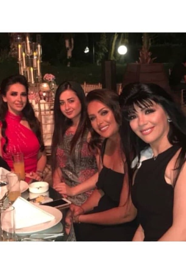 تاج حيدر وصديقاتها 