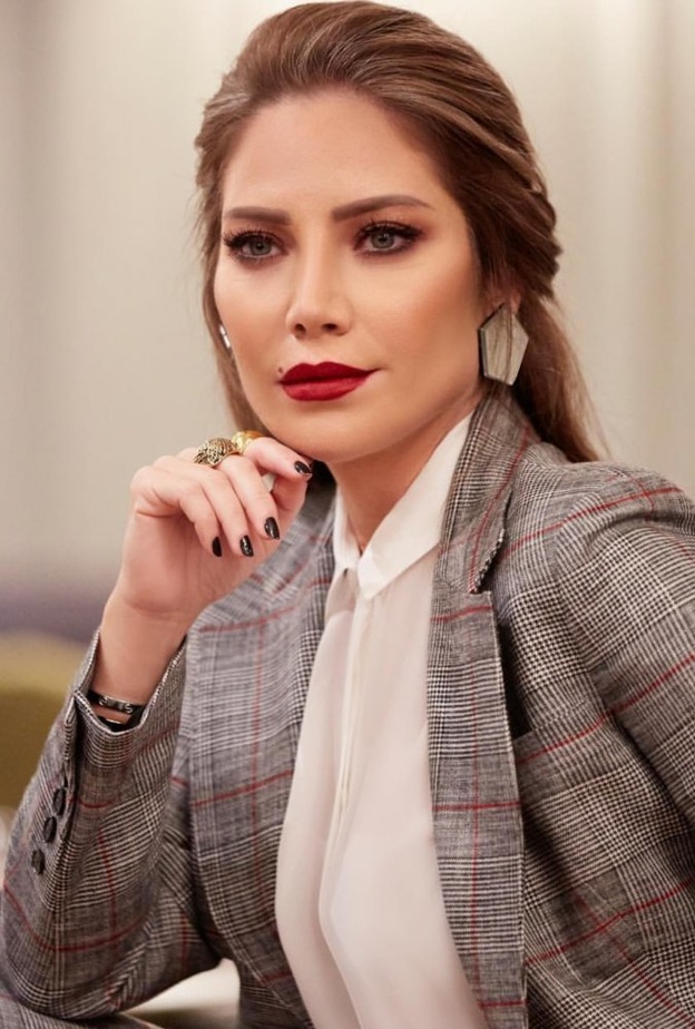 أحمر شفاه قوي مع تطبيق مكياج سلافة معمار البارز