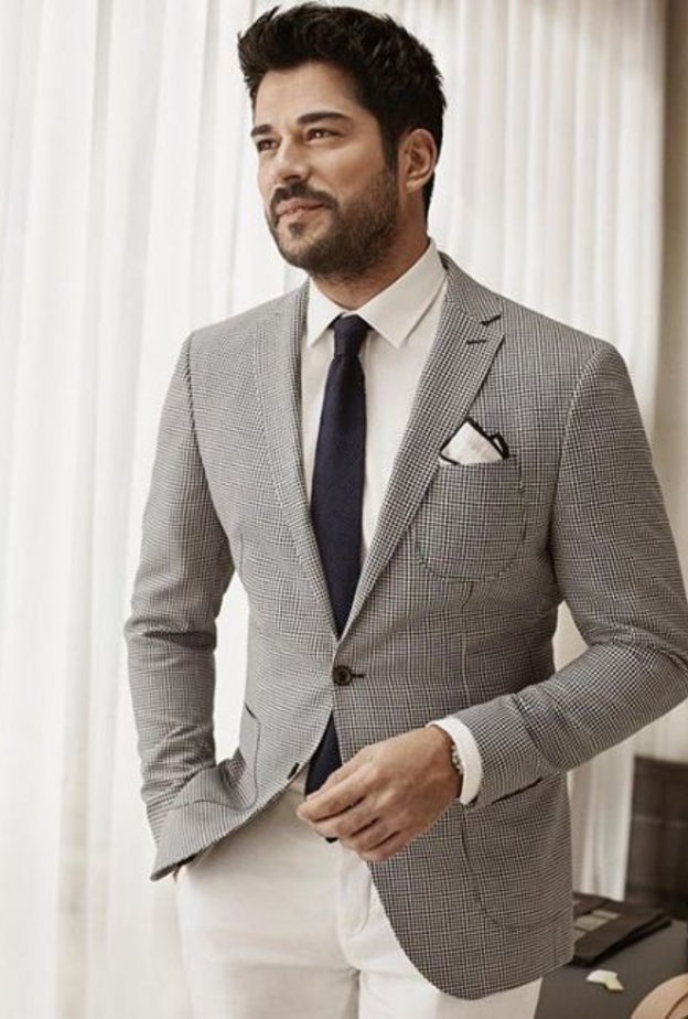 أغلب الصور التي ينشرها بوراك على صفحته على إنستقرام يطلّ فيها بالبدلة الرسمية