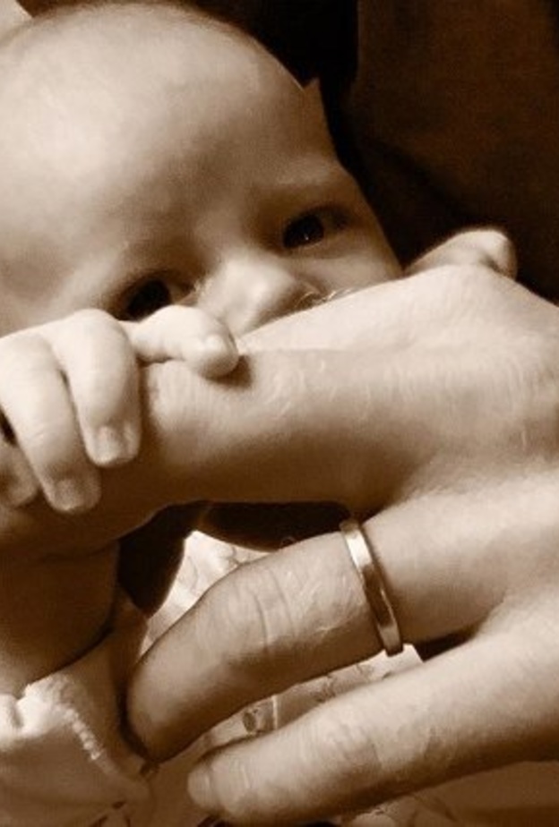 الأمير هاري وميغان ماركل يقدمان طفلهما للعالم