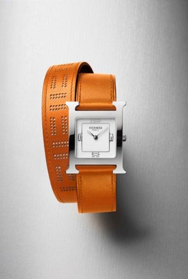 ساعة Heure H المُزينّة بحزام مزدوج به زخارف ذات ثقوب جميلة مشمشية اللون