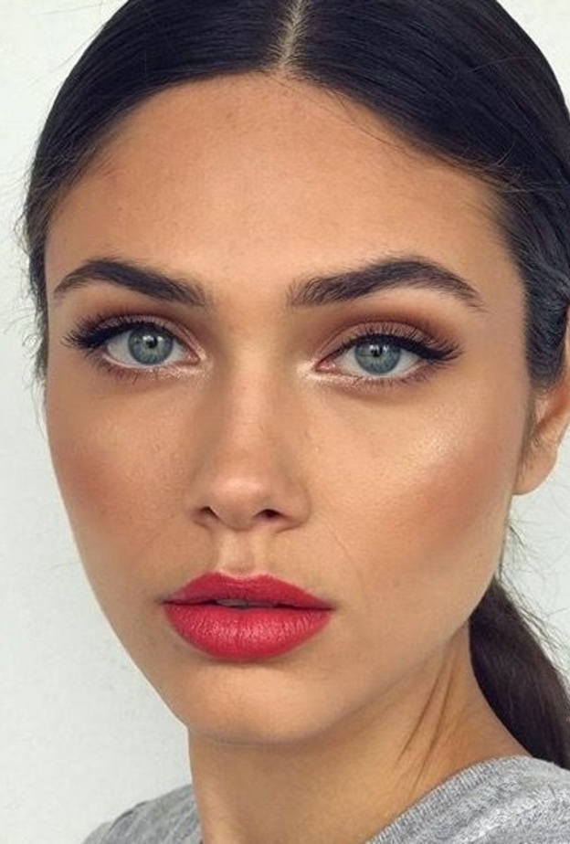 أجمل ألوان أحمر الشفاه مع المكياج البرونزي