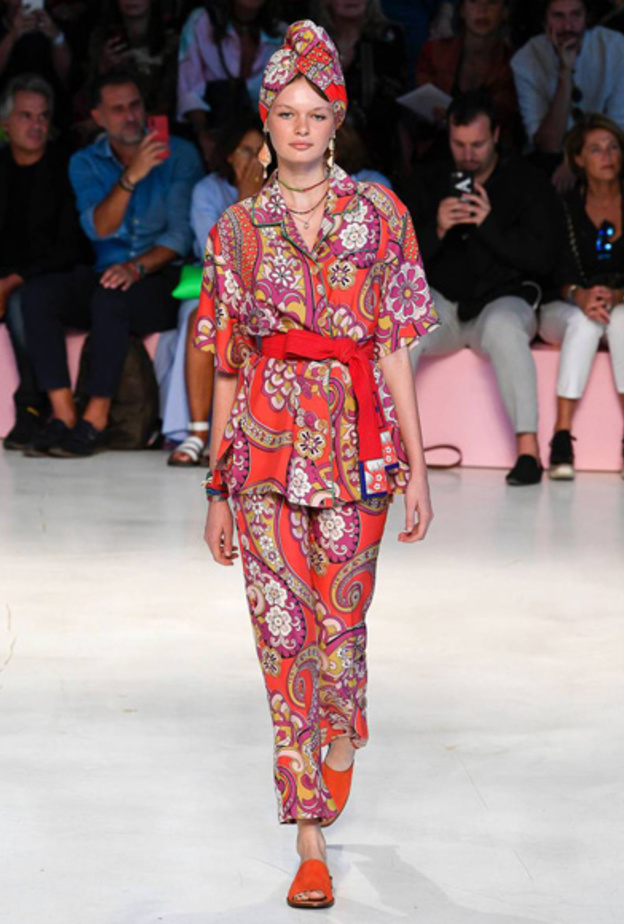 إطلالة كاملة بطبعة الورود من Etro