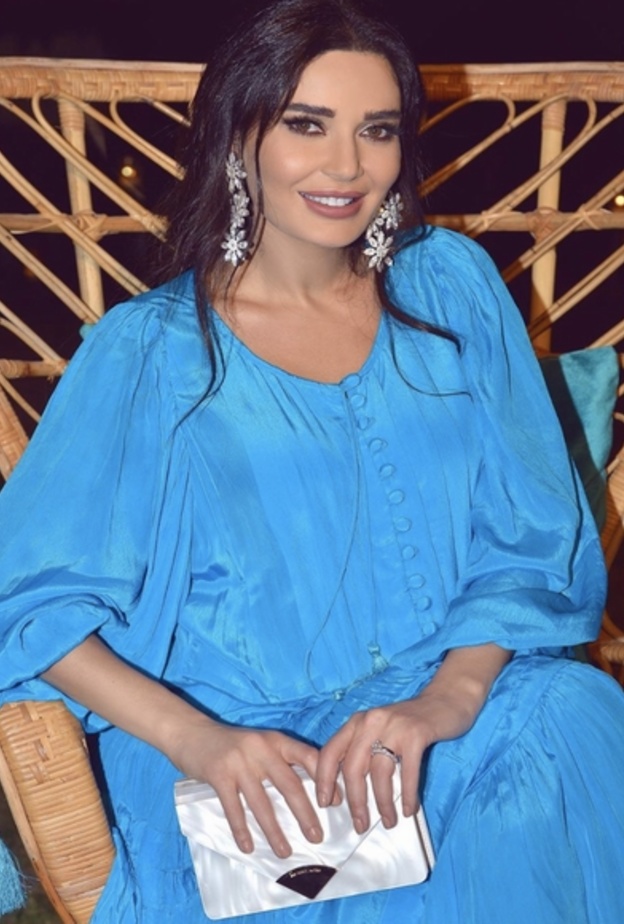 اختارت سيرين عبد النور فستان باللون الأزرق