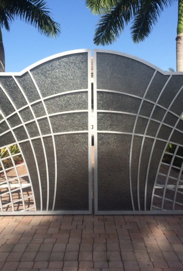 البيتون مع الخشب في تصميم بوابة الفيللا العصرية