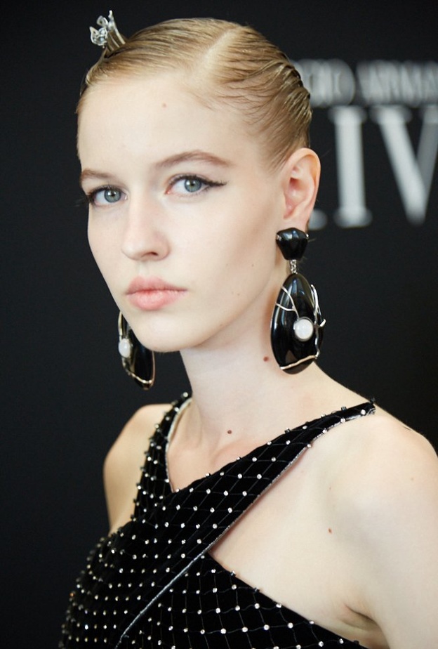 ليندا كانتيلو تُجسّد مجموعة ARMANI لخريف وشتاء 2019 بالماكياج