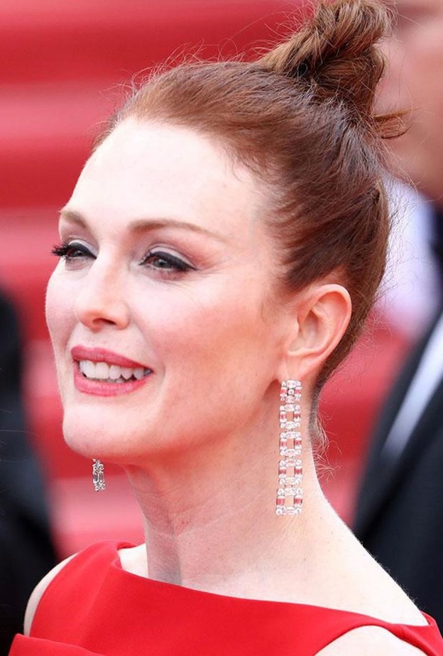 جوليان مور بزوج من الأقراط  من ماركة Boucheron