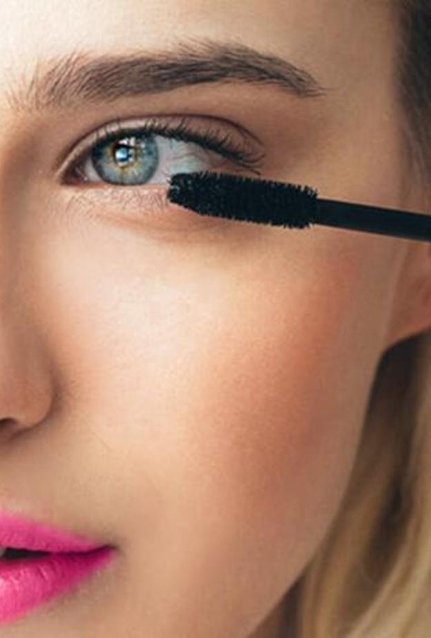 استخدمي الزيوت لفرك رموشك ومنحها طول وكثافة