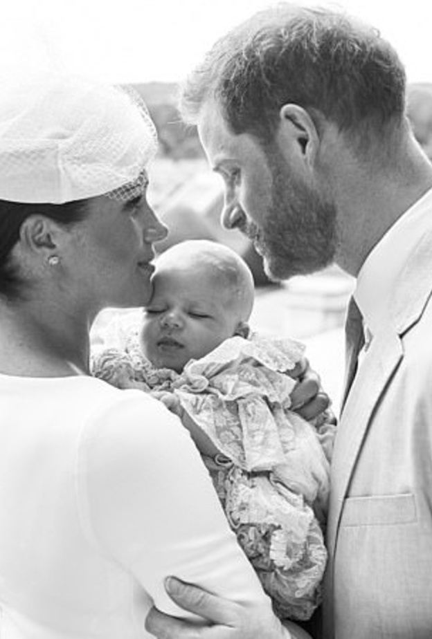 الأمير هاري وميغان ماركل يقدمان طفلهما للعالم