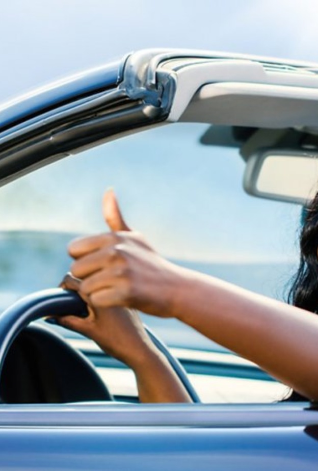 احرصي على الجلوس في وضع الجلوس الصحيح أثناء القيادة