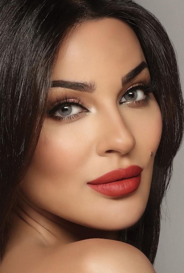 من الأجمل بالعدسات اللاصقة الملونة؟