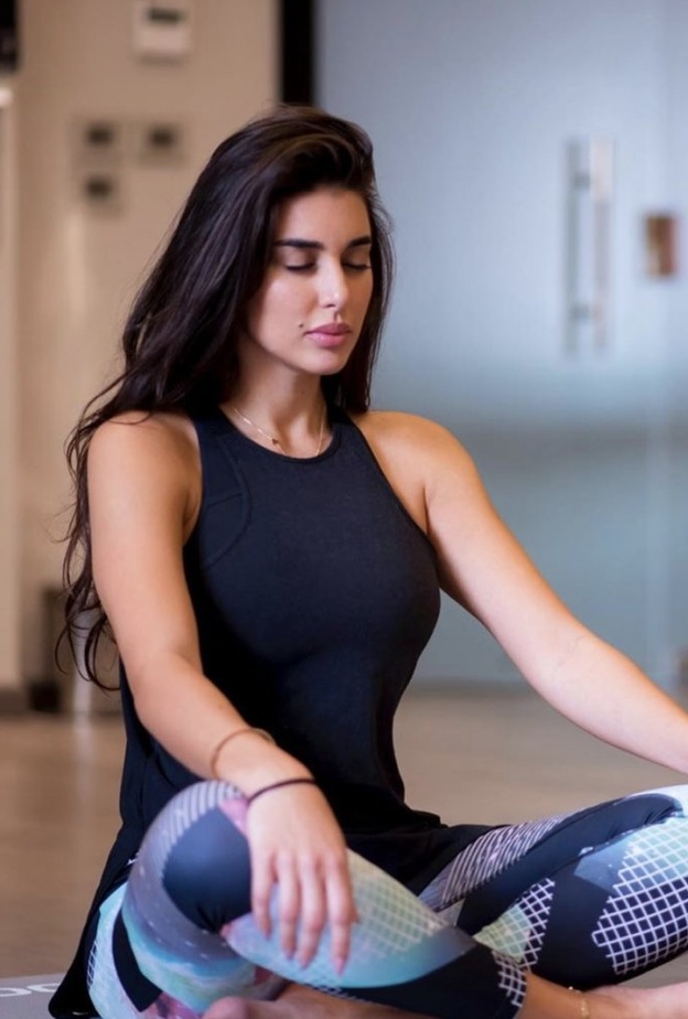 اختارت ياسمين صبري لوك رياضي في بنطلون مطاطي مع توب باللون الأصفر