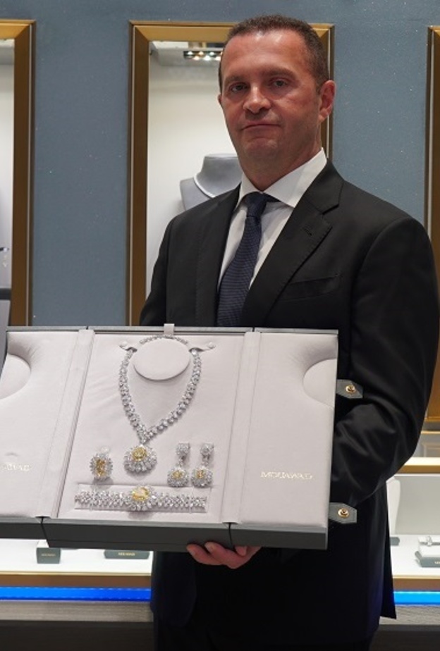 باسكال معوّض في لقاء حصري مع مجلة هي للكشف عن طقم "معوّض دراغون"