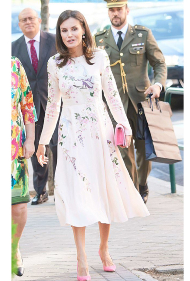 إطلالة انيقة بطبعة الورود من تصميم Carolina Herrera