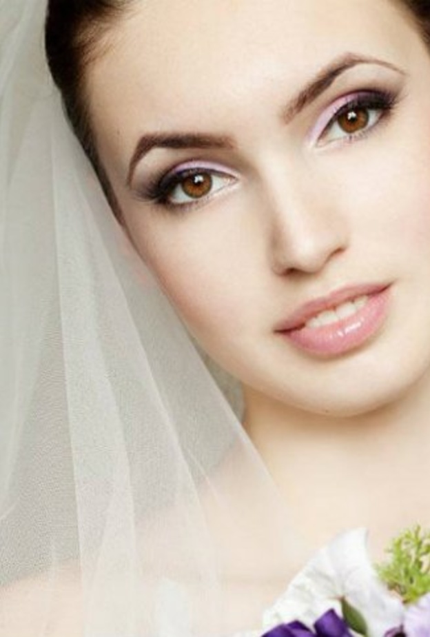 استخدمي زيت الزيتون لتكييف وحماية شفاه العروس من الجفاف أو التشقق قبل يوم الزفاف