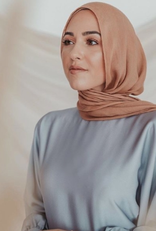 اختارت نبيلة كريم الحجاب باللون الأسود بأسلوب اللفّة المسترخي